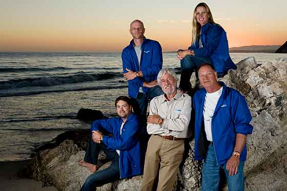 Jean-Michel Cousteau et l'équipe portant des montres Doxa