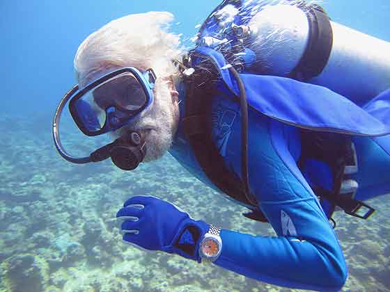Jean Michel Cousteau plongeant avec montre Doxa