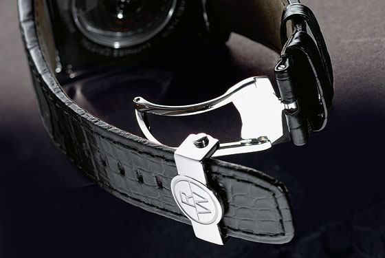 Le fermoir pliable simple et robuste est aussi bien fini que la sangle d'alligator.