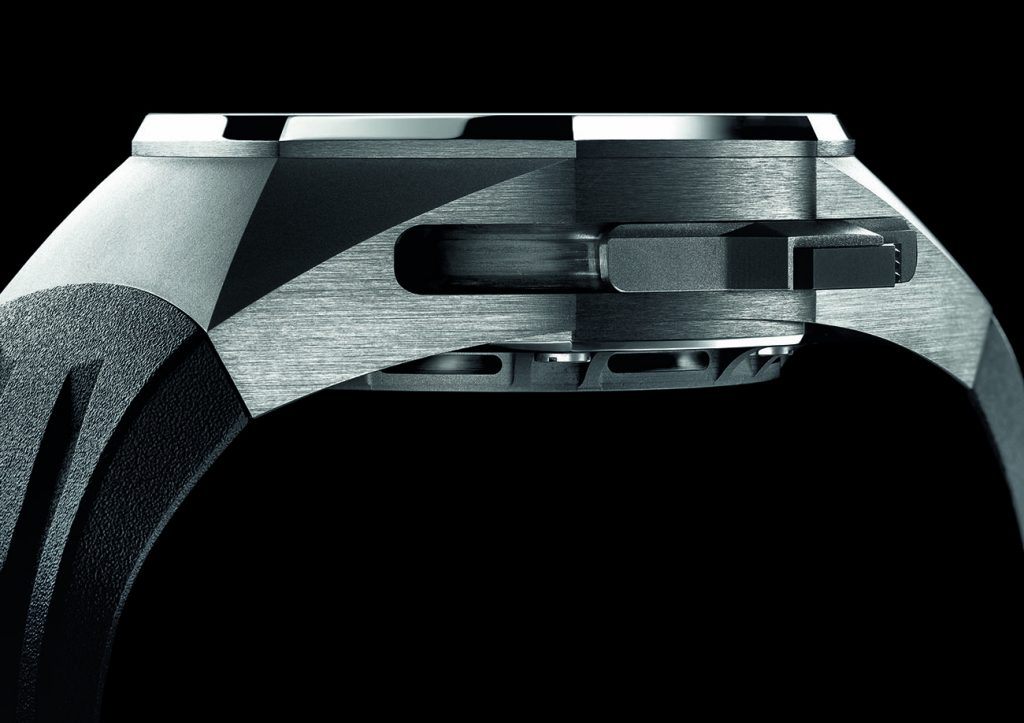 Lateral view of the case of the Supersonnerie. The apertures in the outer caseback, which allow for sound transmission from the gongs, through the inner resonating membrane, are visible.