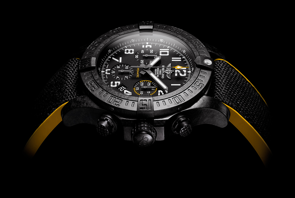 Breitling Avenger Hurricane-45 Cadran noir - côté